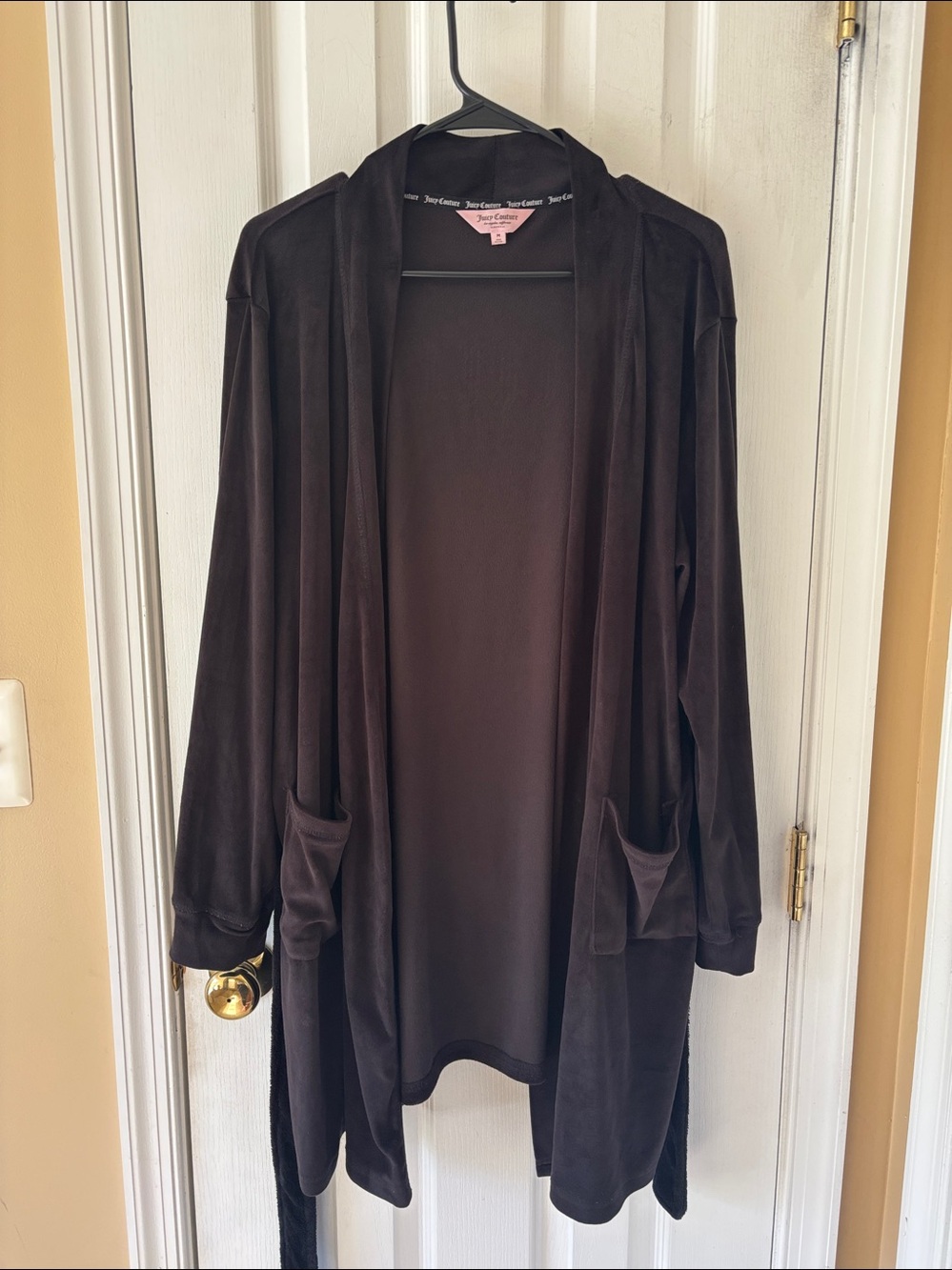 Juicy Couture Ladie’ Black Velour bathrobe with Rhinestone 'Juicy' Back Logo - Picture 4 of 4